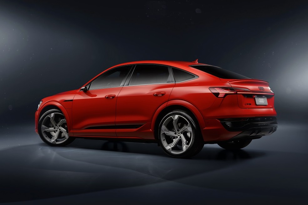 Traseira do SQ8 Sportback e-tron tem caimento cupê, mas mantém faróis interligados — Foto: Divulgação