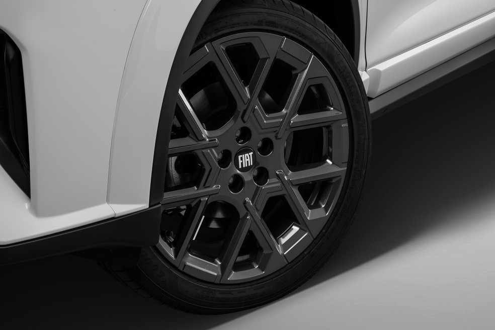 Fiat Fastback Impetus T200 Hybrid tem rodas de 18 polegadas escurecidas — Foto: Divulgação