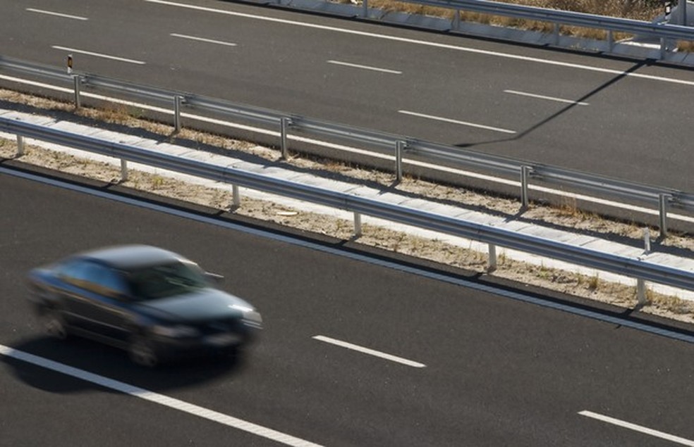 Carro em alta velocidade em estrada (Foto: Shutterstock) — Foto: Auto Esporte