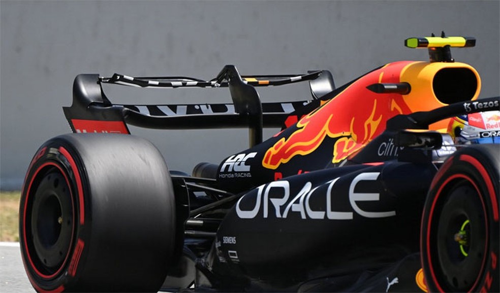DRS melhora o arrasto aerodinâmico e permite que o carro atinja velocidades maiores — Foto: Reprodução/Red Bull
