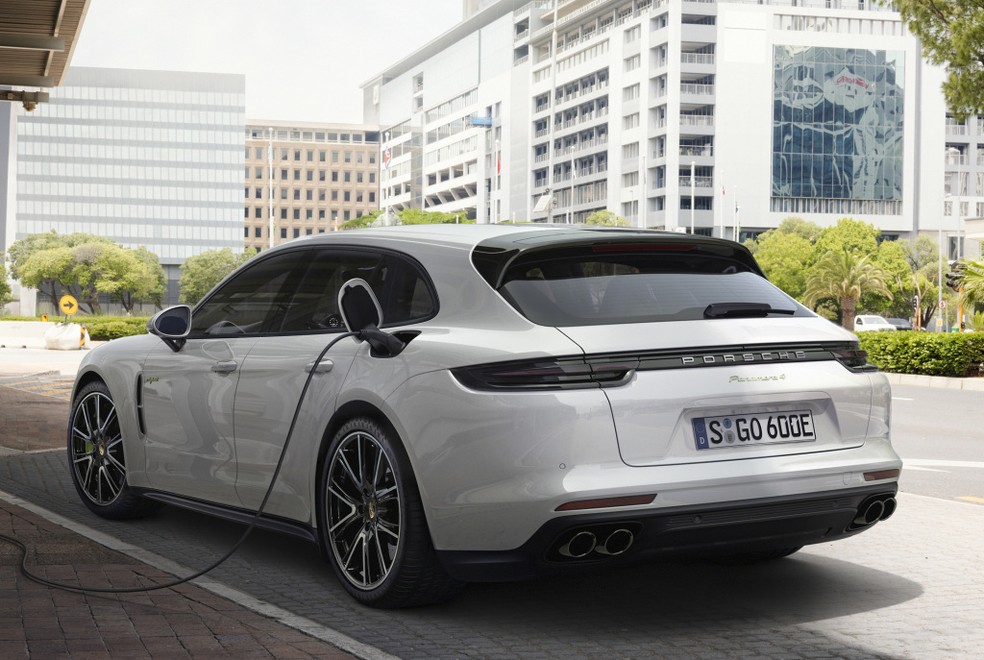 Panamera E-Hybrid tem motor elétrico reabastecido em tomadas — Foto: Divulgação