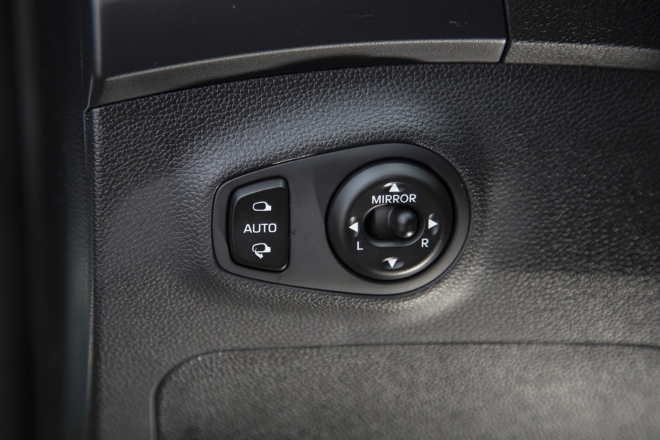 Detalhe dos ajustes dos retrovisores elétricos do Hyundai HB20X 2016