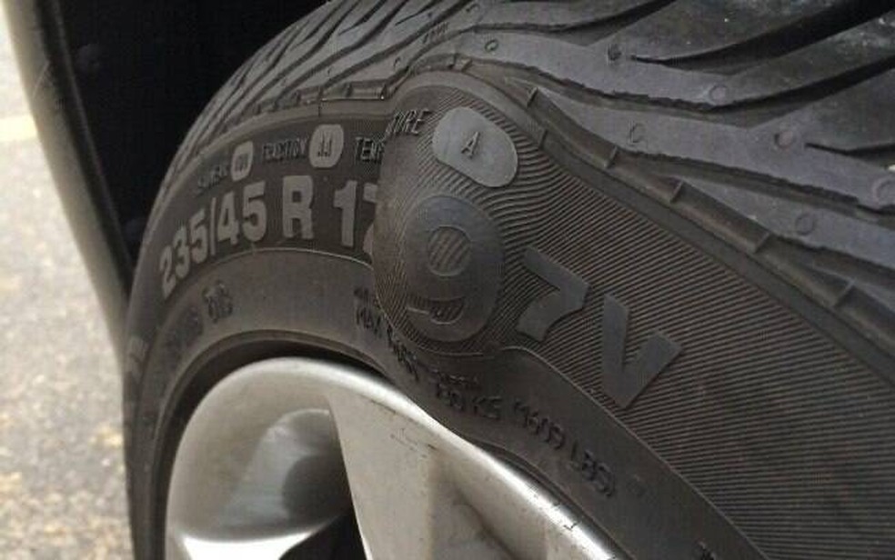 Rasgos e bolhas nos pneus são sinais de perigo para os motoristas — Foto: Divulgação