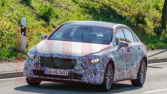 Novo sedã compacto da Mercedes é flagrado rodando na Alemanha