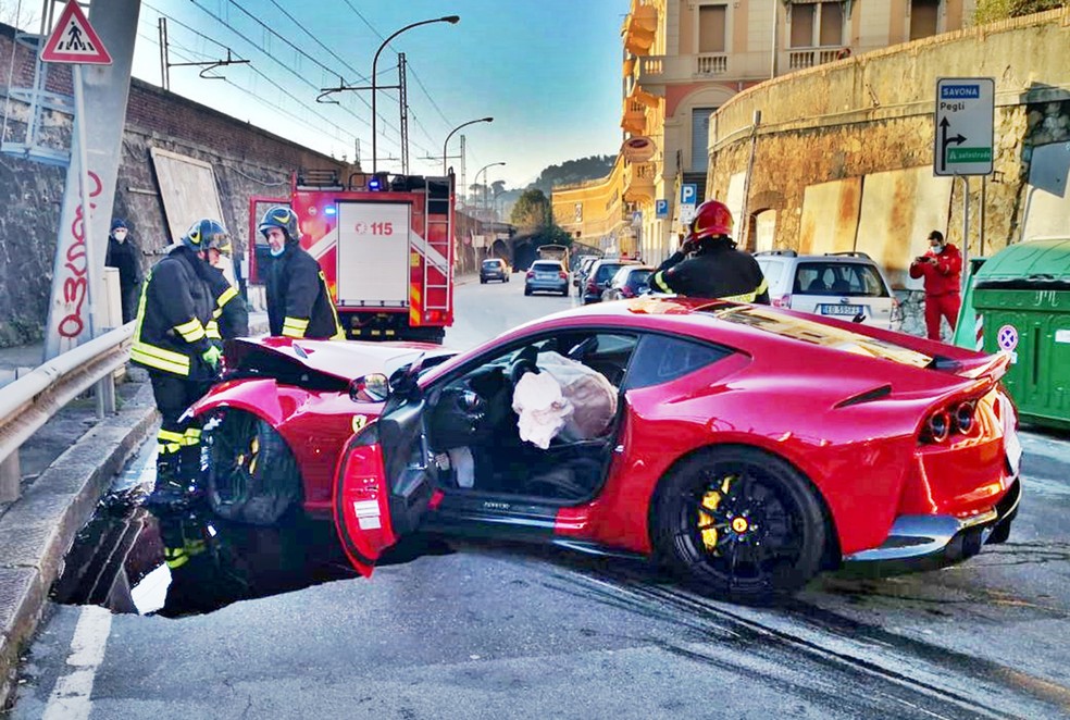 Ferrari 812 Superfast de Marchetti ficou muito danificada após a batida — Foto: Reprodução rede social 