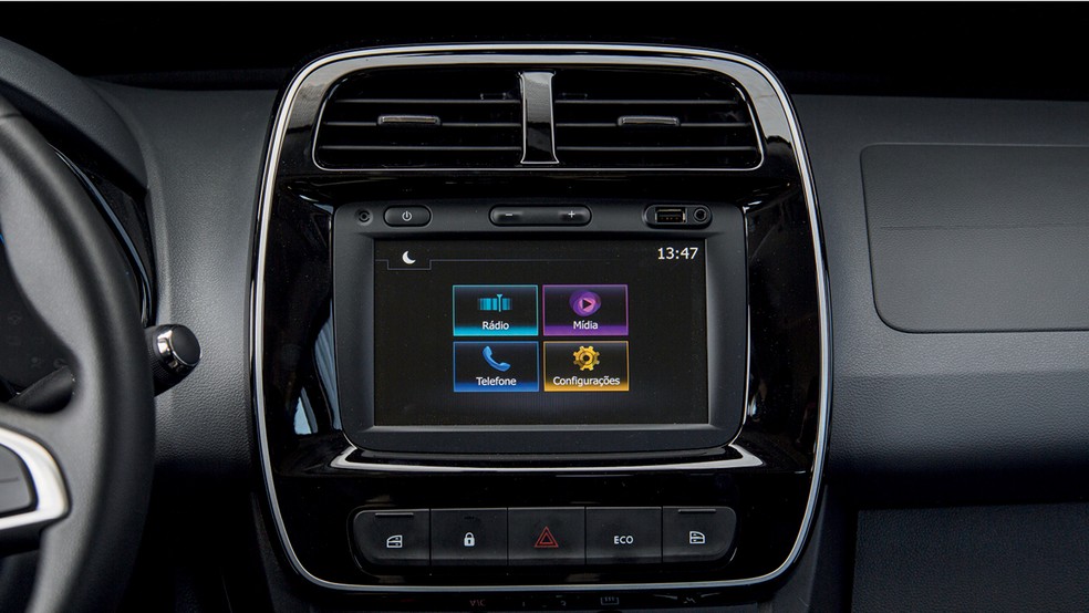 Renault Kwid E-Tech: a tela é de apenas 7 polegadas, mas é a única que tem conexão com Apple CarPlay e Android Auto — Foto: Renato Durães/Auto News Brasil