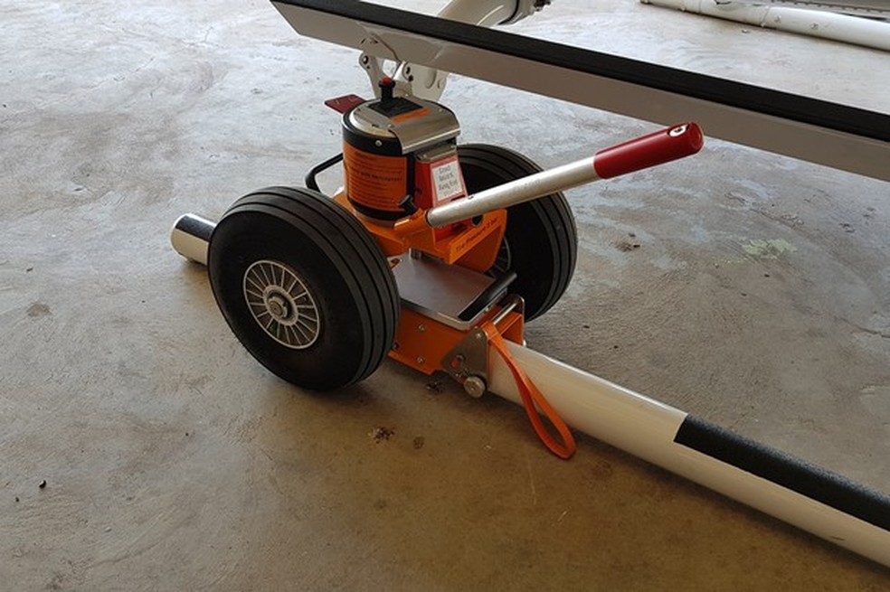 É necessário adaptar um dolly de cada lado para empurrar o Airbus (Foto: Julio Cabral/Auto News Brasil) — Foto: Auto Esporte