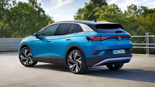 Carro elétrico é o futuro? Marcas e governos voltam atrás nos planos