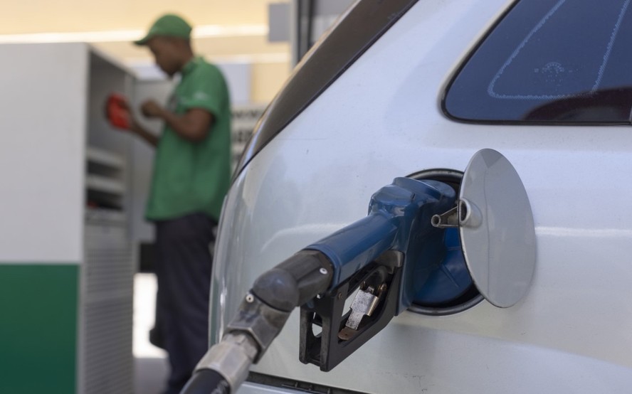 Encher o tanque do carro mais vendido do Brasil com gasolina fica R$ 50 mais caro em um ano