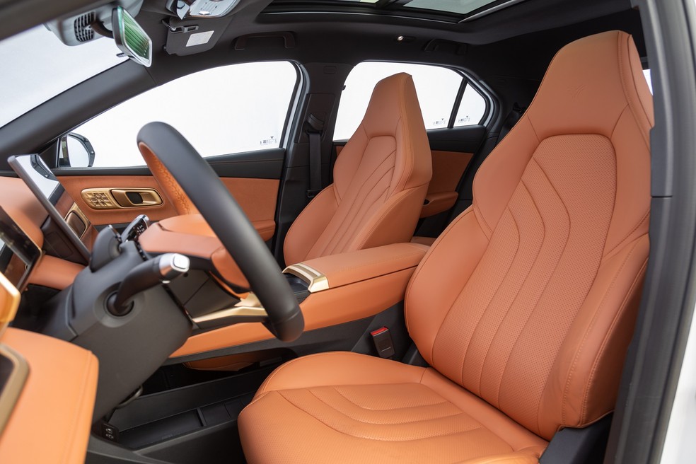 Os bancos inteiriços revestidos por couro perfurado são muito confortáveis — Foto: Renato Durães/Autoesporte
