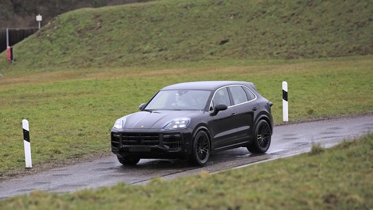 Novo Porsche Cayenne é flagrado em testes; SUV reestilizado deve chegar ao mercado ainda em 2021