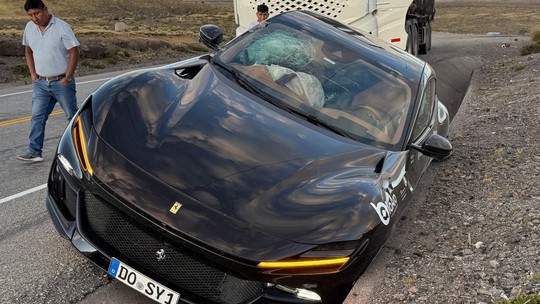 Ferrari de R$ 7 milhões que cruza as Américas sofre acidente no Peru; veja