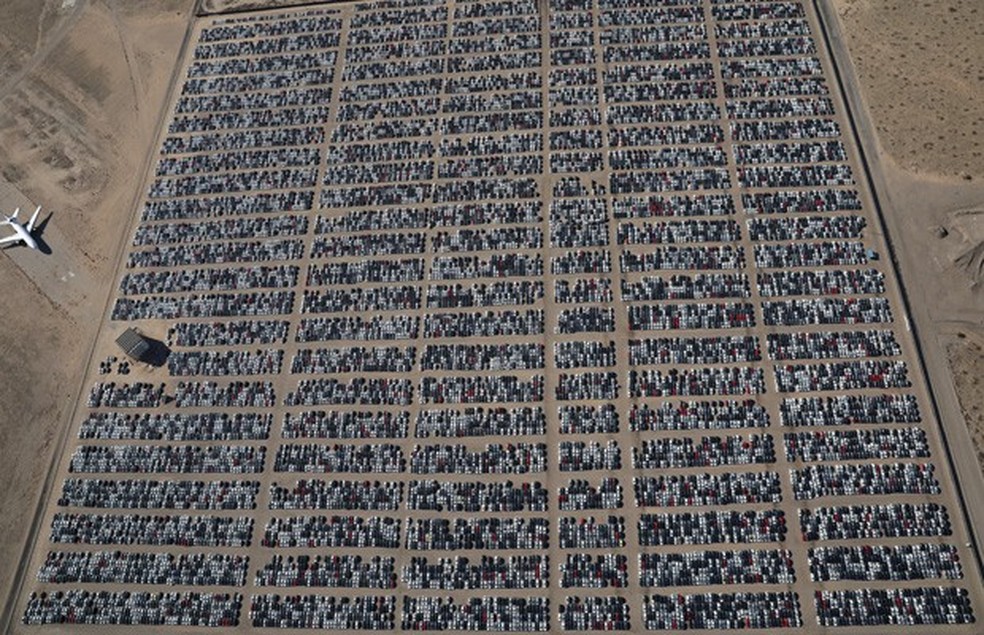 A Volkswagen está recomprando e recolhendo centenas de milhares de veículos a diesel nos EUA em 37 localidades do país, como esse gigantesco pátio de Victorville, na Califórnia (Foto: Lucy Nicholson/REUTERS) — Foto: Auto Esporte