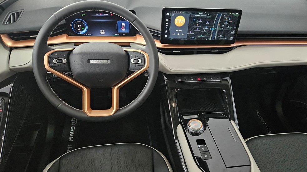 GWM HAVAL H6 PHEV19 traz novo acabamento interno com detalhes em branco e bronze  — Foto: Jady Peroni/Auto News Brasil