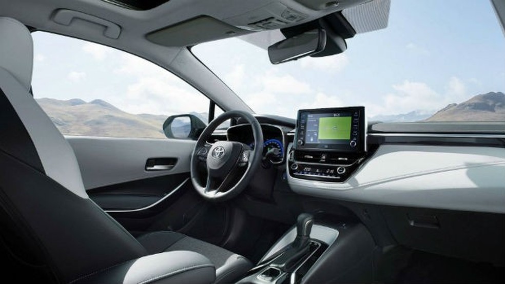 Painel e central multimídia seguem os padrões vistos no hatch Auris (Foto: Divulgação) — Foto: Auto Esporte