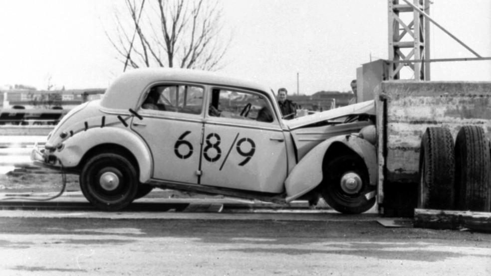 Os primeiros crash-test eram feitos com o carro vazio — Foto: Divulgação