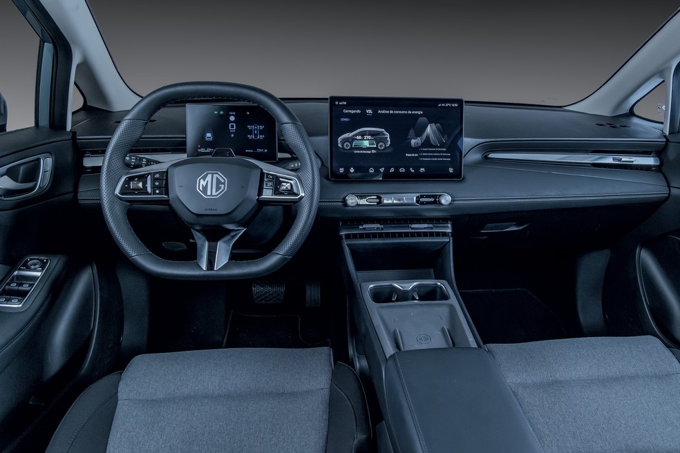 MG4 Urban Luxury tem ampla central multmídia, como todo hatch chinês — Foto: Renato Durães/Autoesporte