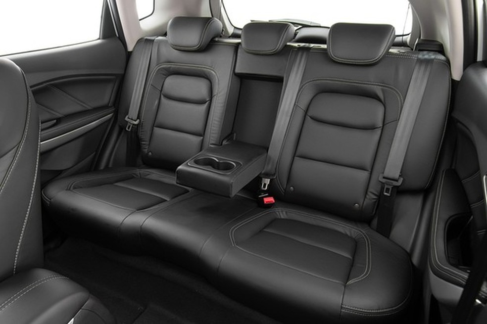Banco traseiro é espaçoso e contra com saídas de ar e entradas USB (Foto: Divulgação) — Foto: Auto Esporte