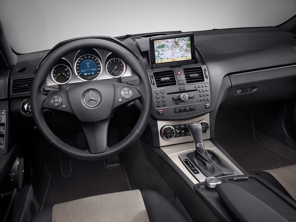 Pacote de equipamentos e qualidade do acabamento eram destaques na Mercedes-Benz C 200 — Foto: Divulgação