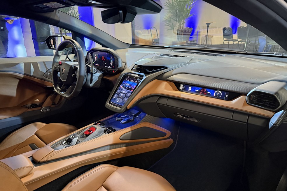 Console alto e central multimídia vertical de 8,4 polegadas compõem o interior do Temerario — Foto: Cauê Lira/Auto News Brasil