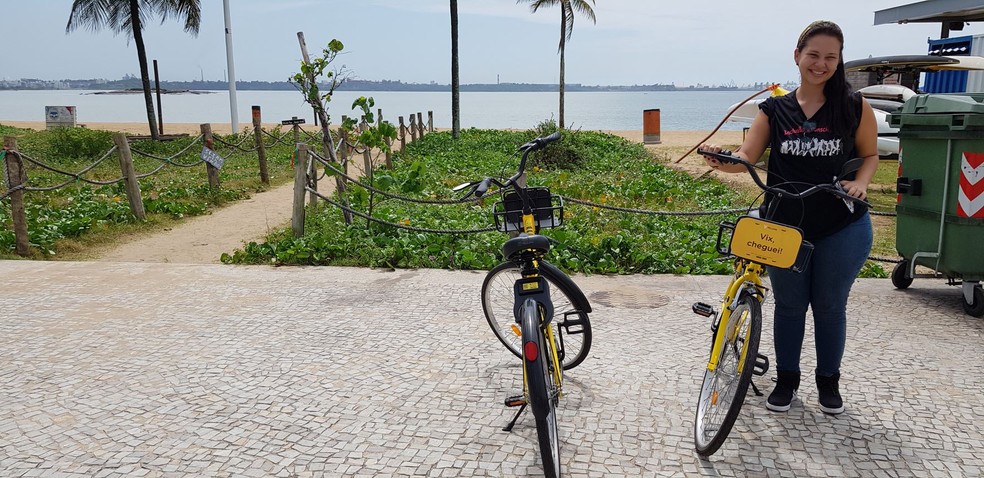 A estudante de psicologia Débora Lima utilizando bicicleta compartilhada em Vitória (ES) — Foto: Luiza Marcondes/G1