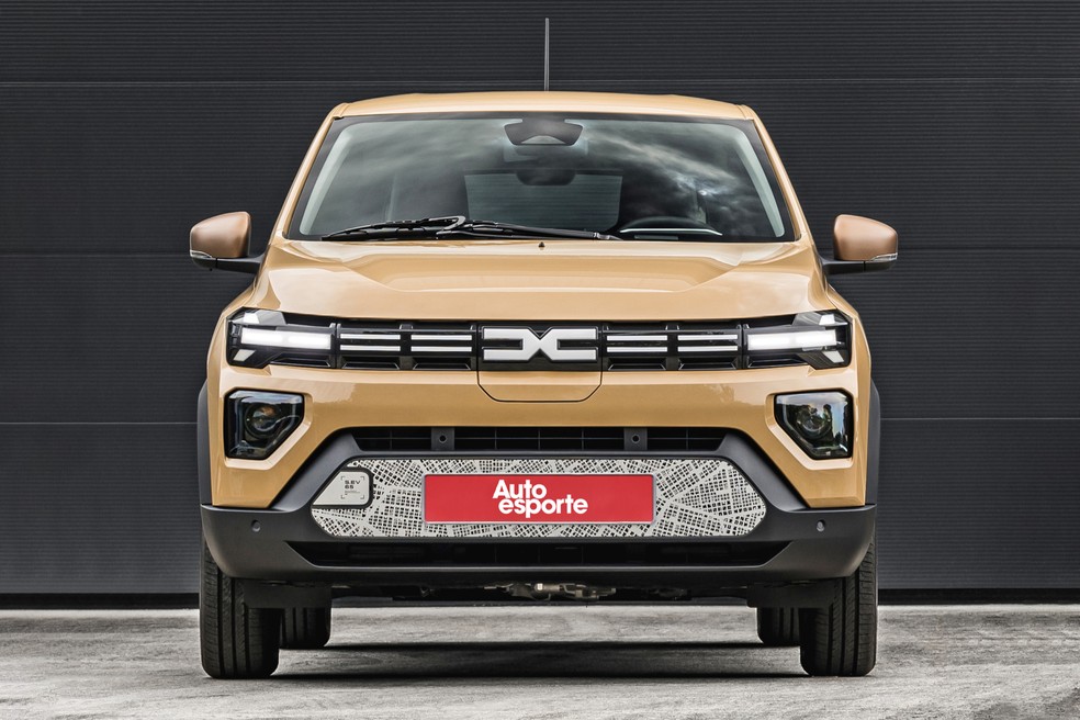 Renault Kwid E-Tech Spring Extreme tem faróis conectados por uma peça preta  — Foto: Divulgação