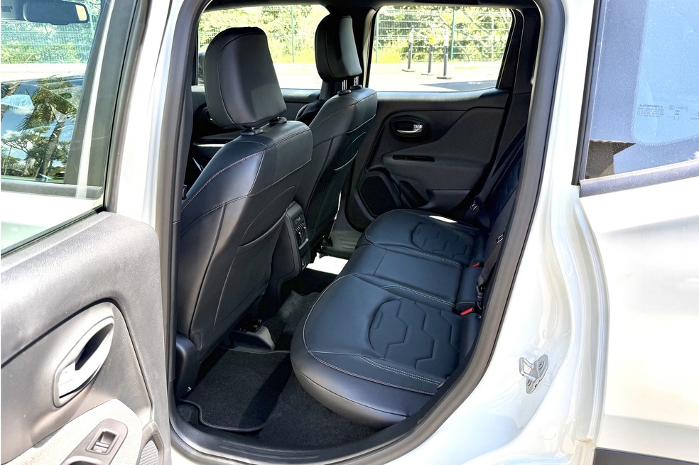 Acesso à cabine do Jeep Renegade 2027 pode ser apertado por conta do ângulo de abertura da porta traseira — Foto: Cauê Lira/Auto News Brasil