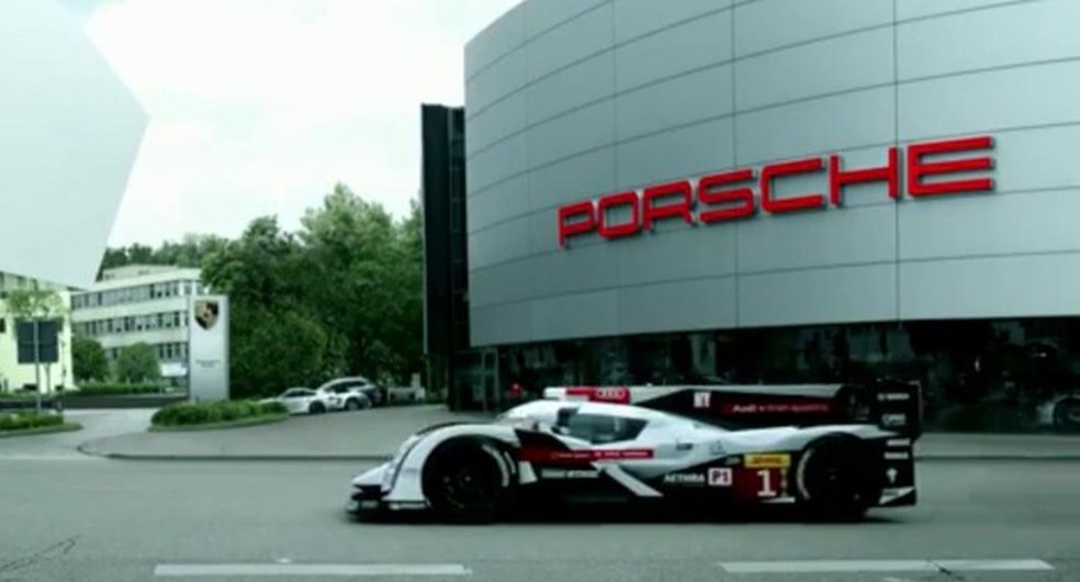 Audi dá boas vindas a Porsche em vídeo (Foto: Reprodução/YouTube) — Foto: Auto Esporte