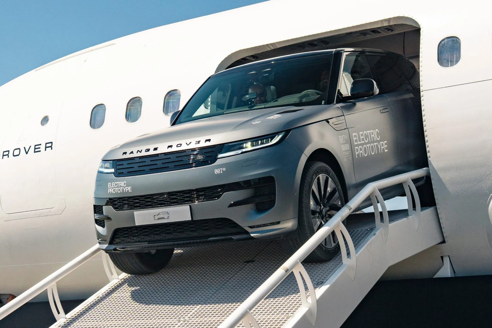 Range Rover Sport elétrico promete desempenho para compensar demora na chegada