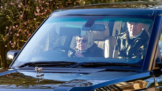 Rainha Elizabeth II era fã de carros e foi vista dirigindo poucos meses antes de sua morte