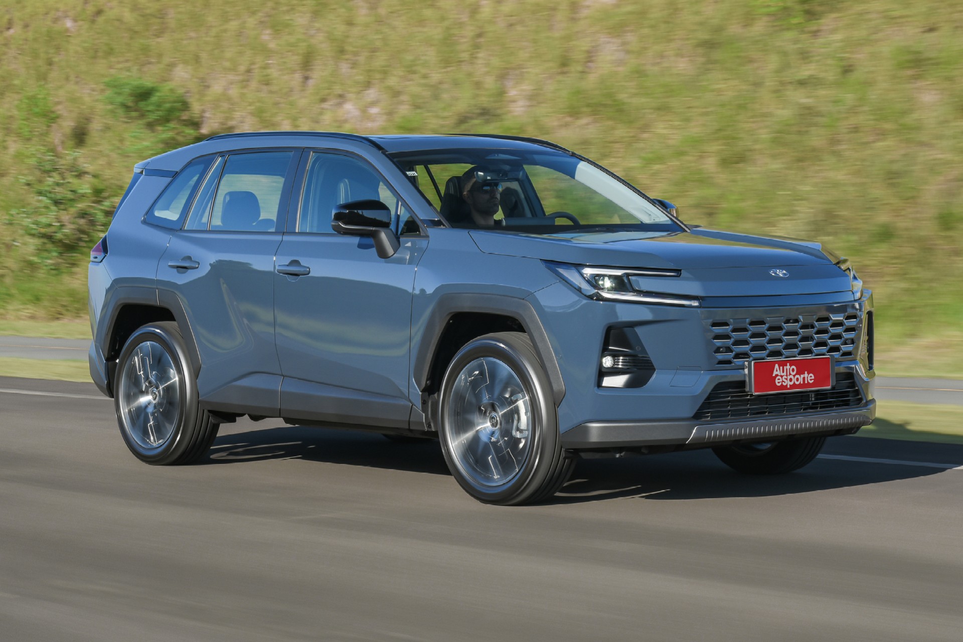 Teste: novo Toyota RAV4 está mais rápido e roda 1.200 km com um só tanque