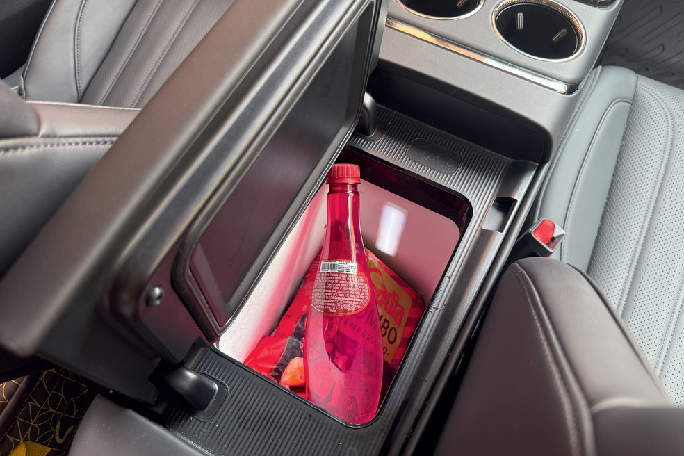 GAC Aion V é equipado com uma geladeira de sete litros de capacidade — Foto: Auto News Brasil