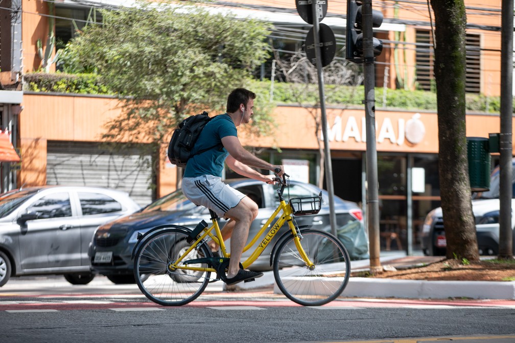 Bicicletas compartilhadas também devem ser utilizadas dentros das leis de trânsito — Foto: Marcelo Brandt/G1