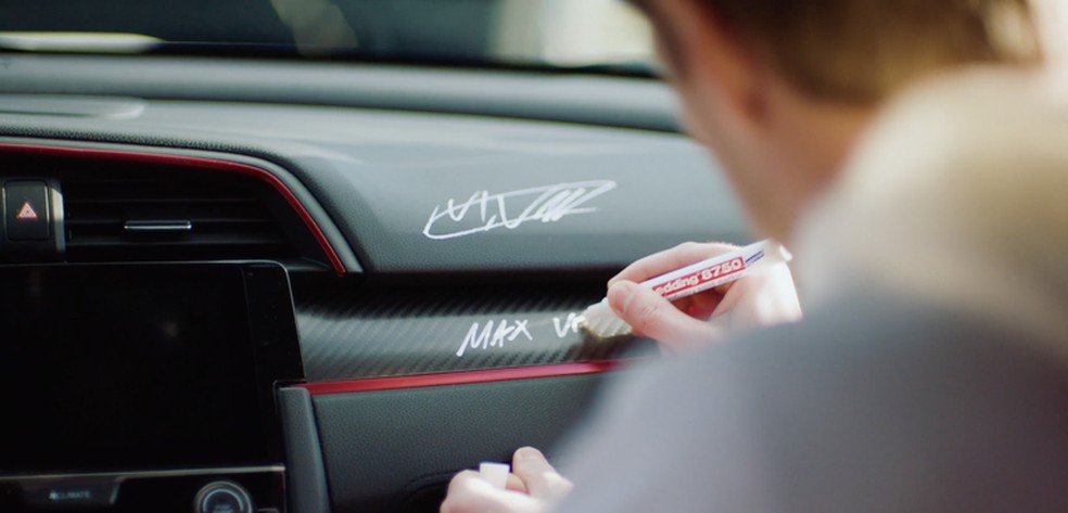 Max Verstappen autografou carro que será leiloado para caridade — Foto: Reprodução/CarNext