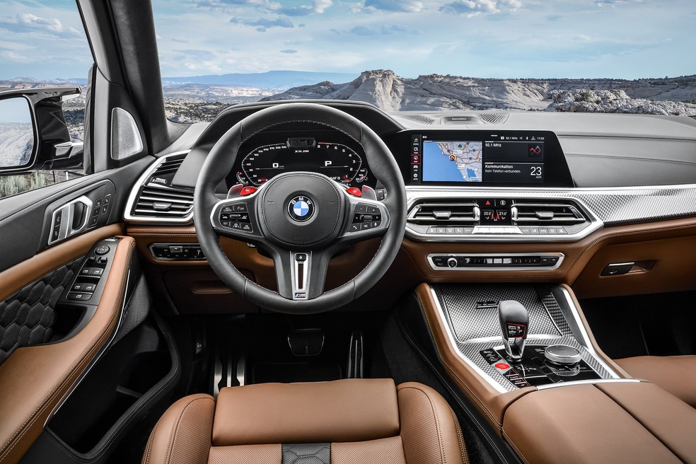 O interior do BMW X5 M Competition mistura materiais de qualidade como couro, aço escovado e Alcantara — Foto: Divulgação