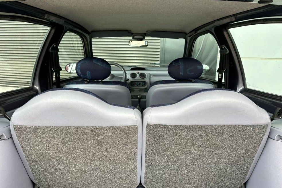 Bancos Renault Twingo tem porta-malas pequeno, mas bancos podem ser rebatidos — Foto: Garagem da Jóia