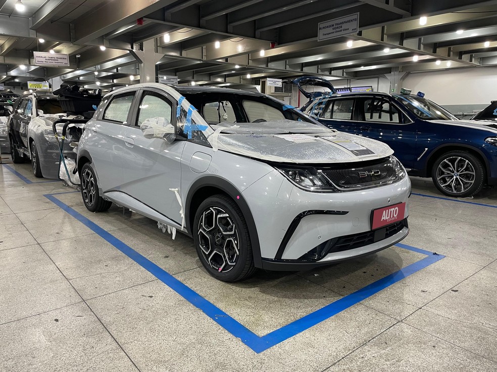BYD Dolphin em processo de blindagem — Foto: Cauê Lira/Autoesporte