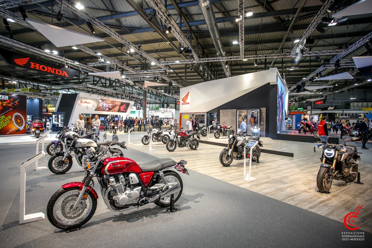 Salão de Milão tem moto da Aston Martin e esportivas com mais de