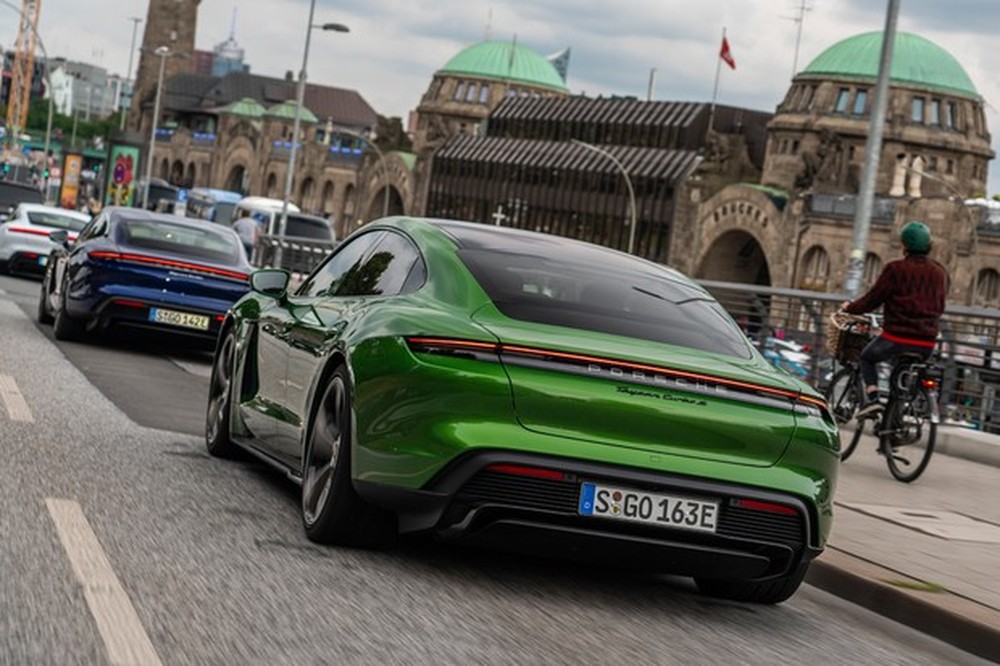 Porsche Taycan é eleito o Carro Verde do Ano 2021
