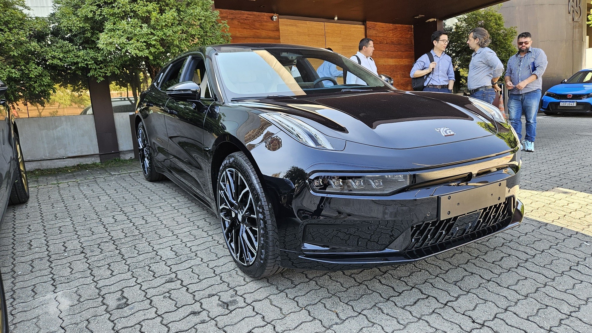 Zeekr 001 chega ao Brasil ainda em 2024 em 3 versões e com até 789 cv