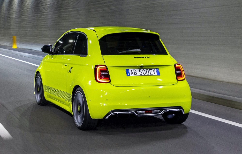 Abarth 500e é o primeiro elétrico da marca esportiva e virá ao Brasil ...
