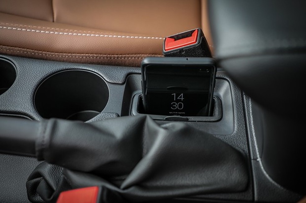 Carregador sem fio aceita celulares maiores (Foto: Rafael Munhoz/Auto News Brasil) — Foto: Auto Esporte
