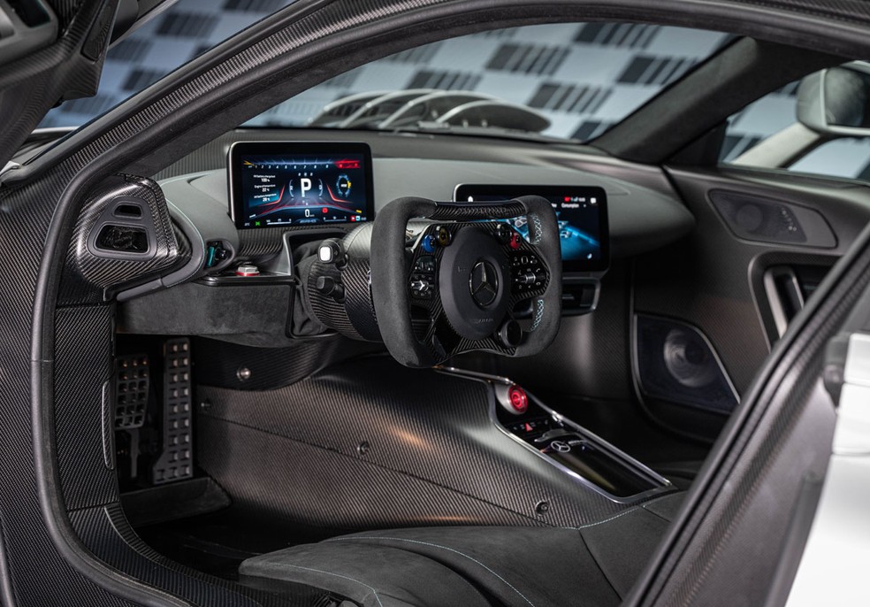 Volante inspirado no modelo de Fórmula 1 e quadro de instrumentos digital são recursos do AMG One — Foto: Divulgação