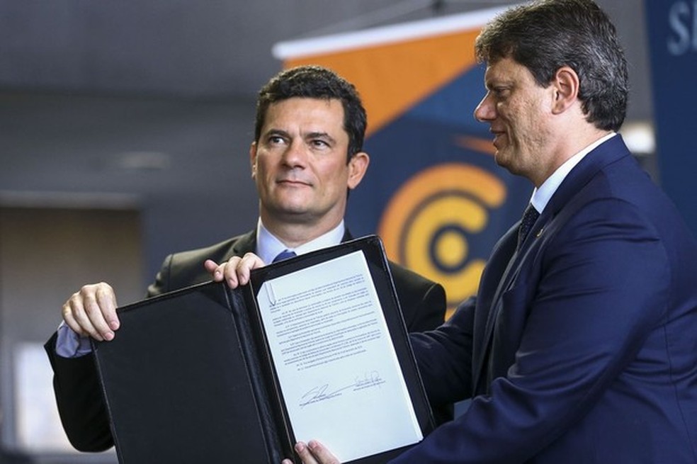 As novas normal de recall foram assinadas pelos ministros Sérgio Moro e Tarcísio Freitas em evento (Marcelo Camargo/Agência Brasil) — Foto: Auto Esporte