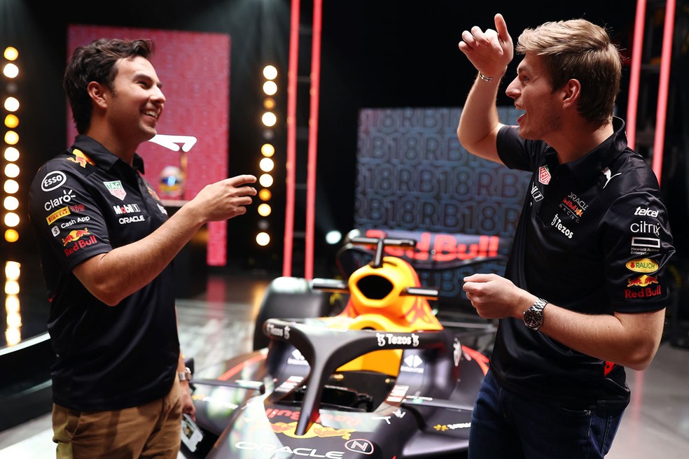 Max Verstappen e Sergio Perez com o RB18 — Foto: Divulgação