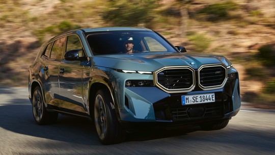 BMW XM é SUV híbrido de até 750 cv com logotipo na janela e 100 lâmpadas de LED na cabine