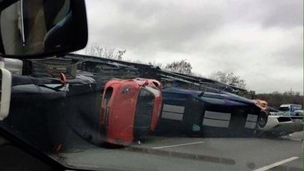 Cegonha tomba com 9 carros exóticos em Paris (Foto: Edouard R/Info Radar IDF) — Foto: Auto Esporte