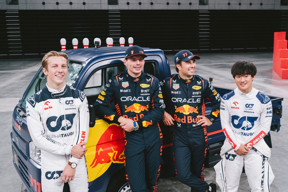 Piltos da Red Bull e AlphaTauri participaram de um "game show" antes do GP do Japão — Foto: Divulgação
