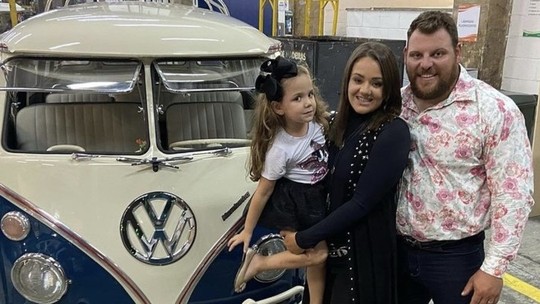 Darlan Romani, atleta olímpico de arremesso de peso, mostra VW Kombi restaurada no Lata Velha