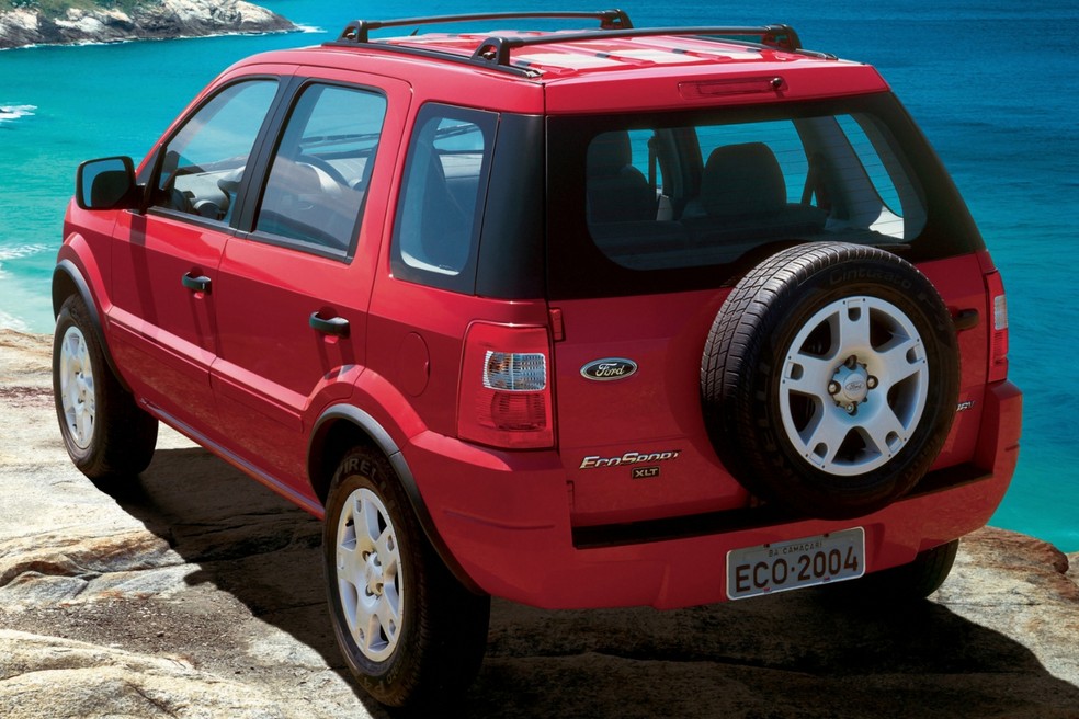 O Ford EcoSport XLT contava com itens de praticidade, como abertura interna do porta-malas e do tanque de combustível. — Foto: Divulgação/Ford